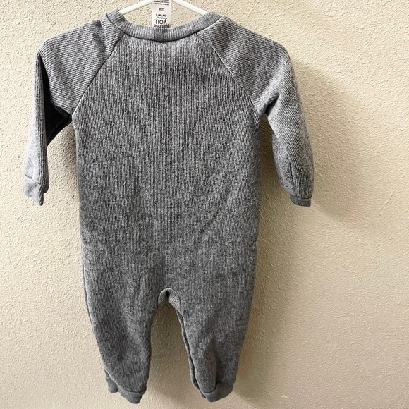 Carters onsie - Picture 4 of 4